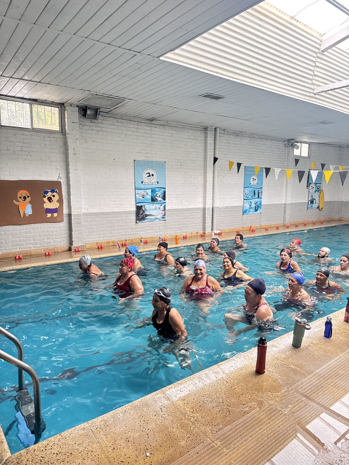 Alumnas de aquagym ejercitando en el agua
