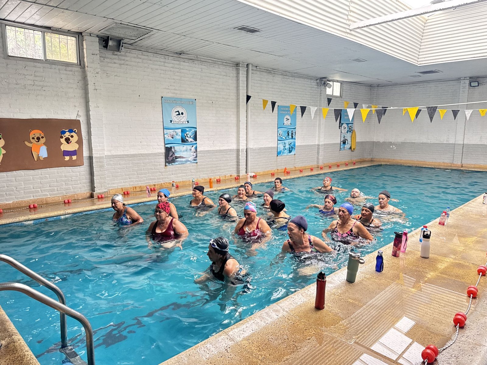 Clase de aquagym con el grupo completo en la pileta climatizada