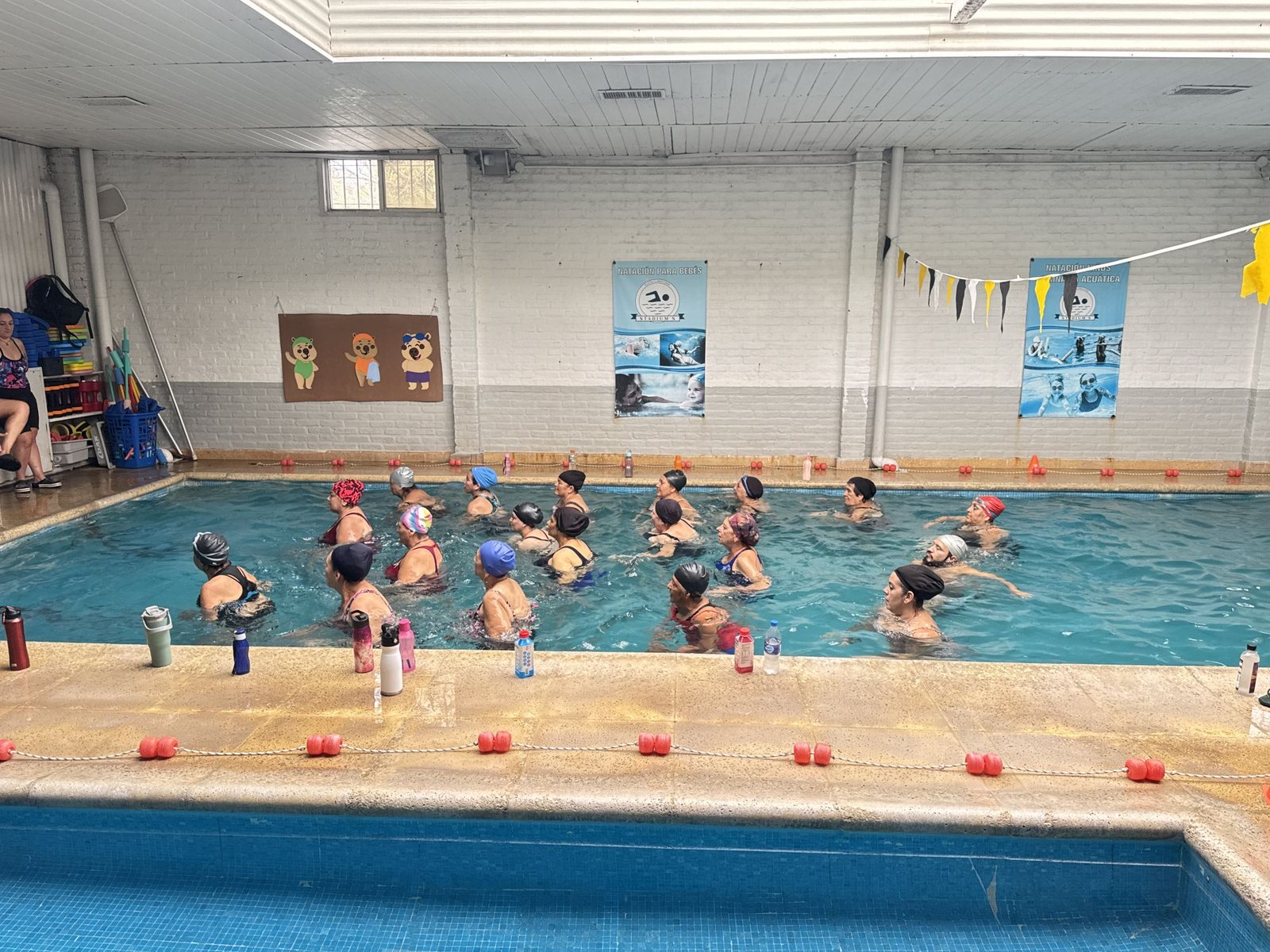 Grupo de aquagym durante la entrada en calor en la pileta