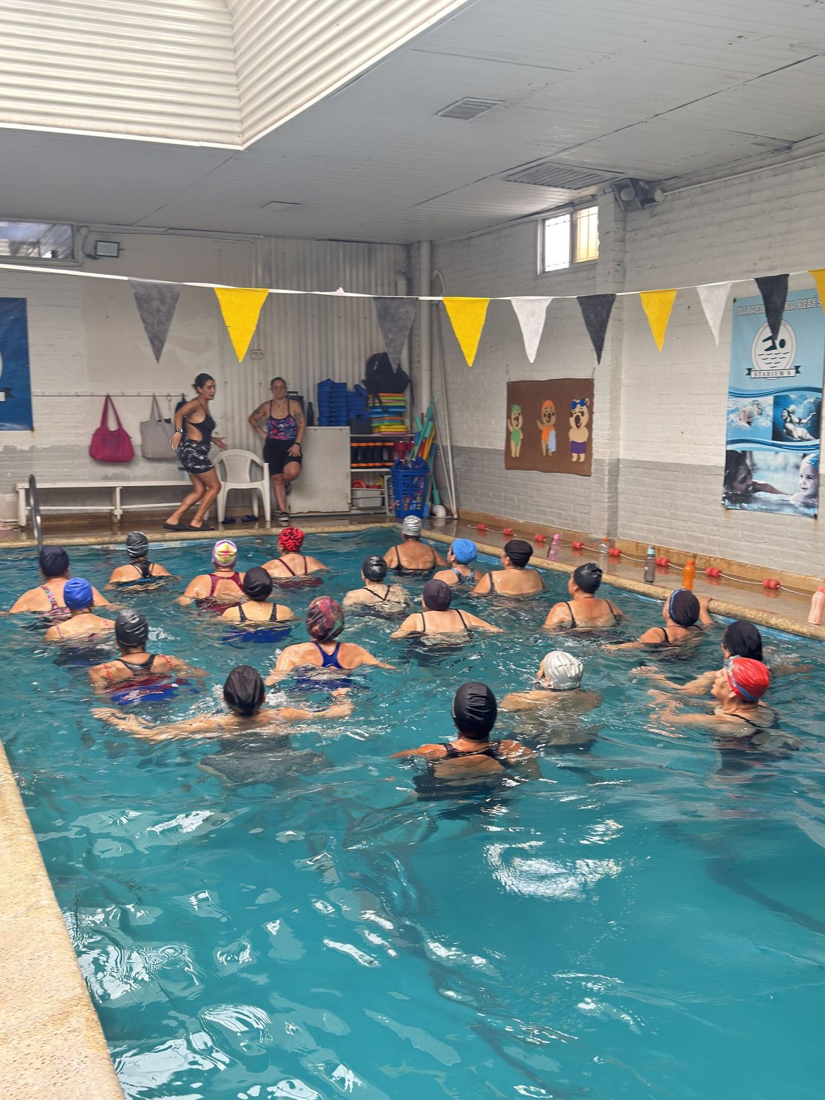 Clase de aquagym en Stadium's Claypole con el grupo en el agua