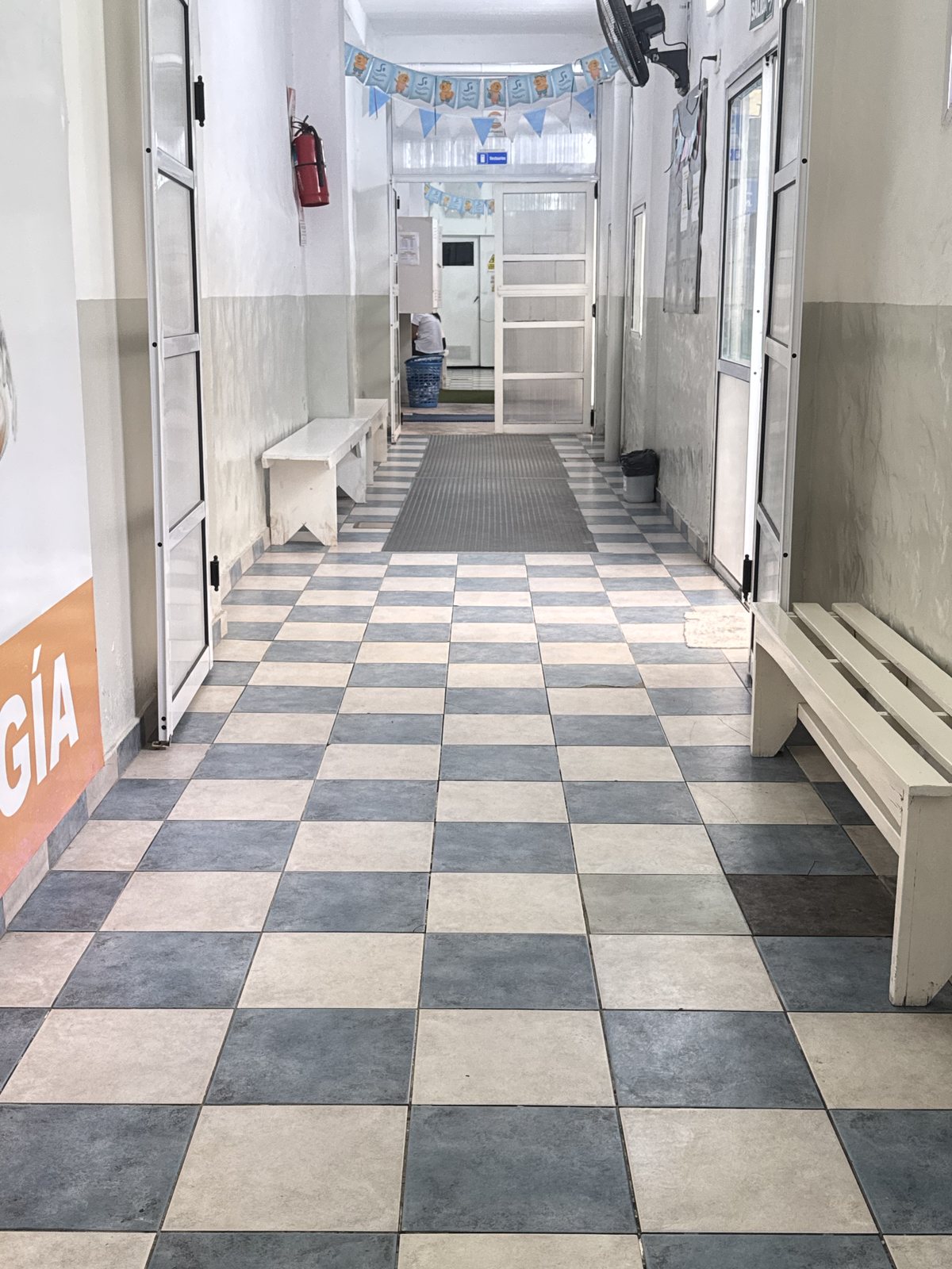 Instalaciones de Stadium's: pasillo de acceso a vestuarios y pileta