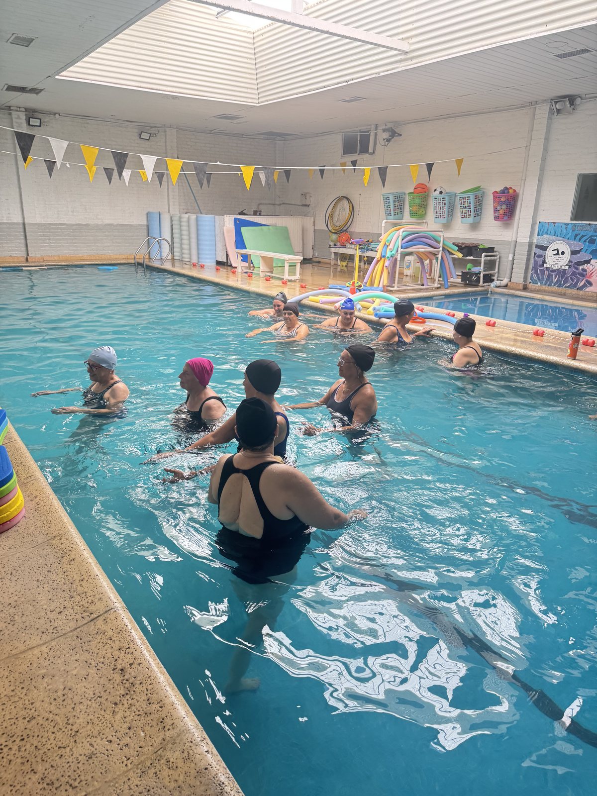 Clase de hidroterapia en la pileta climatizada de Stadium's