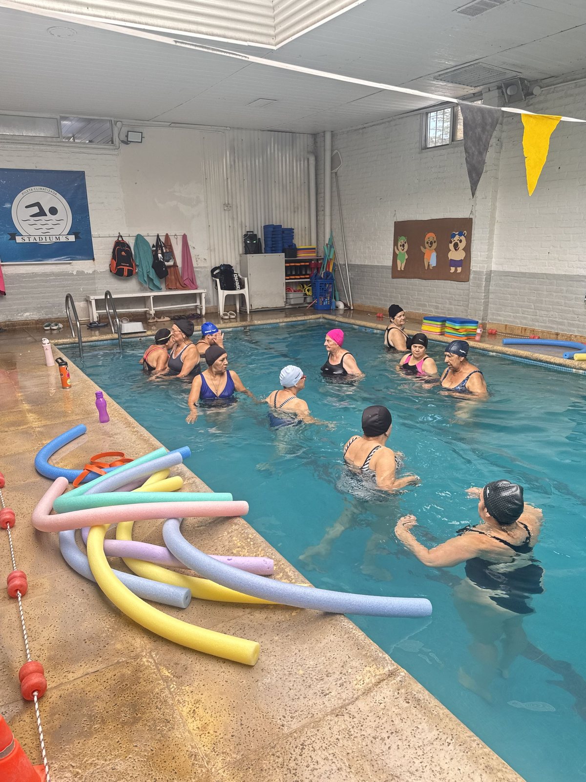 Grupo de hidroterapia trabajando movilidad en el agua