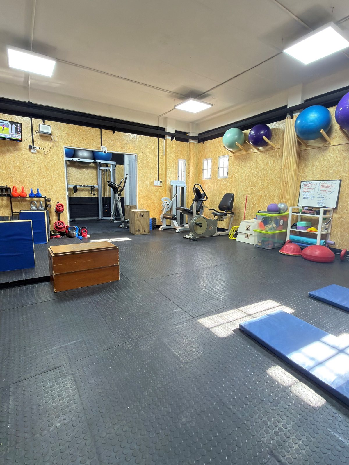 Sala de Kinesiología Stadium's equipada para rehabilitación y entrenamiento