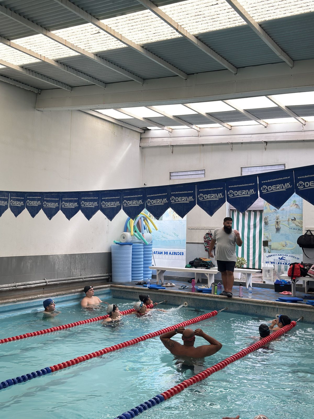 Clase de natación con alumnos de distintos niveles en Stadium's